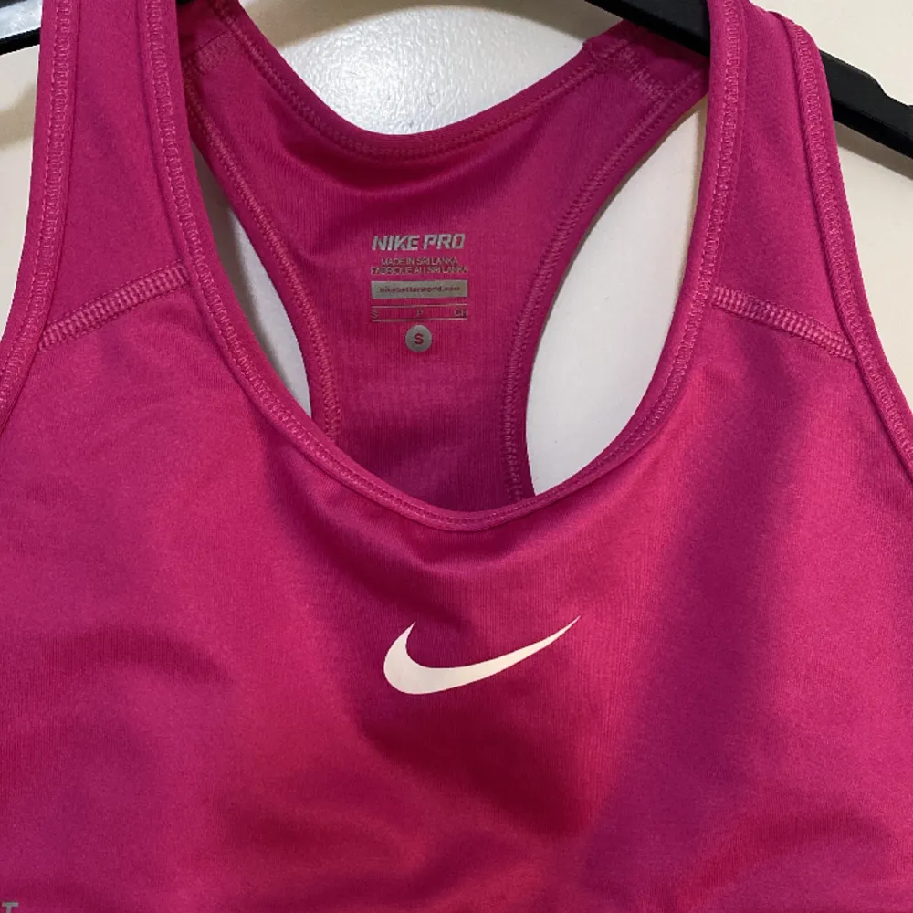 Jättefin Nike Sportbehå S rosa . Övrigt.