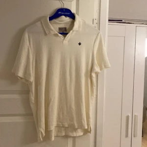 Morris tröja - Säljer nu min morris tröja i frotté matrial köpt för 900 som är i otroligt bra skick eftersom den bara är testad en gång. Säljer denna pågrund av att jag fick den i julklapp och storleken var för stor för mig