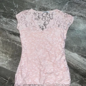 Gina tricot topp💓 - Jättegullig ljusrosa topp💓säljer den pågrund av att den aldrig kommer till användning, inga slitage, skriv privat för fler bilder😇priset går absolut att diskutera 🤍