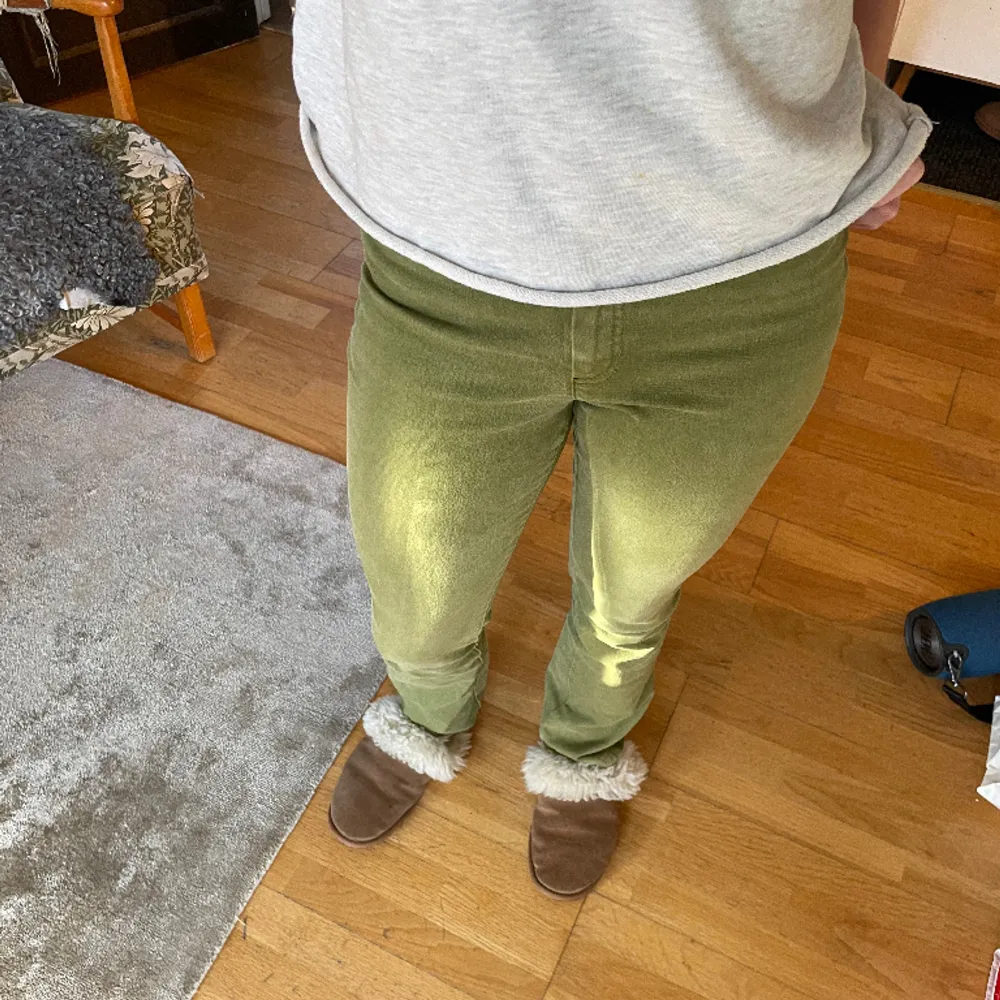 Jätte snygga gröna jeans!💖 har en liten fläck på baksidan som visas på sista bilden men jag har inte ens märkt av den förrens nu🩷. Jeans & Byxor.