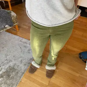 Jätte snygga gröna jeans!💖 har en liten fläck på baksidan som visas på sista bilden men jag har inte ens märkt av den förrens nu🩷