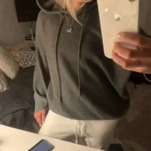 Säljer denna super snygga stickadhoodie!! Inga defekter eller något sånt! Skriv för mer bilder💗storlek M men passar även S