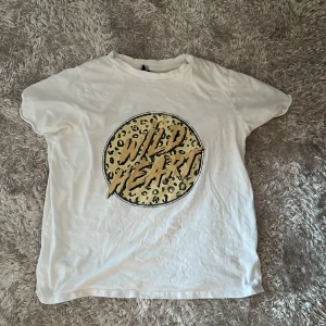 t-shirt  - vit tröja med tryck 