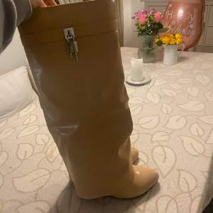 Säljer nu dessa boots, köpta på secondhand. De är liknar Givenchy bootsen väldigt mycket. Storlek står inte men jag skulle gissa på 39 ungefär. Hör av er vid frågor💞💞