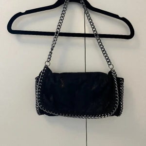 Stella McCartney liknande väska - Stella McCartney liknande väska köpt secondhand, bra skick. Köpare står för frakt.