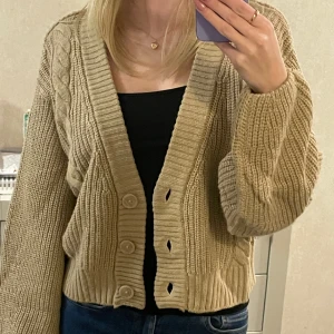 Hm kofta - Kofta från h&m i ljusbrun/latte färg. Säljer då den aldrig kommit till användning🤎