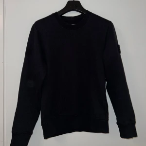 Stone Island sweatshirt - Svart sweatshirt från Stone Island, använt skick och väl omhändertagen. Nypris 2.900:- säljes för 1.200:- 