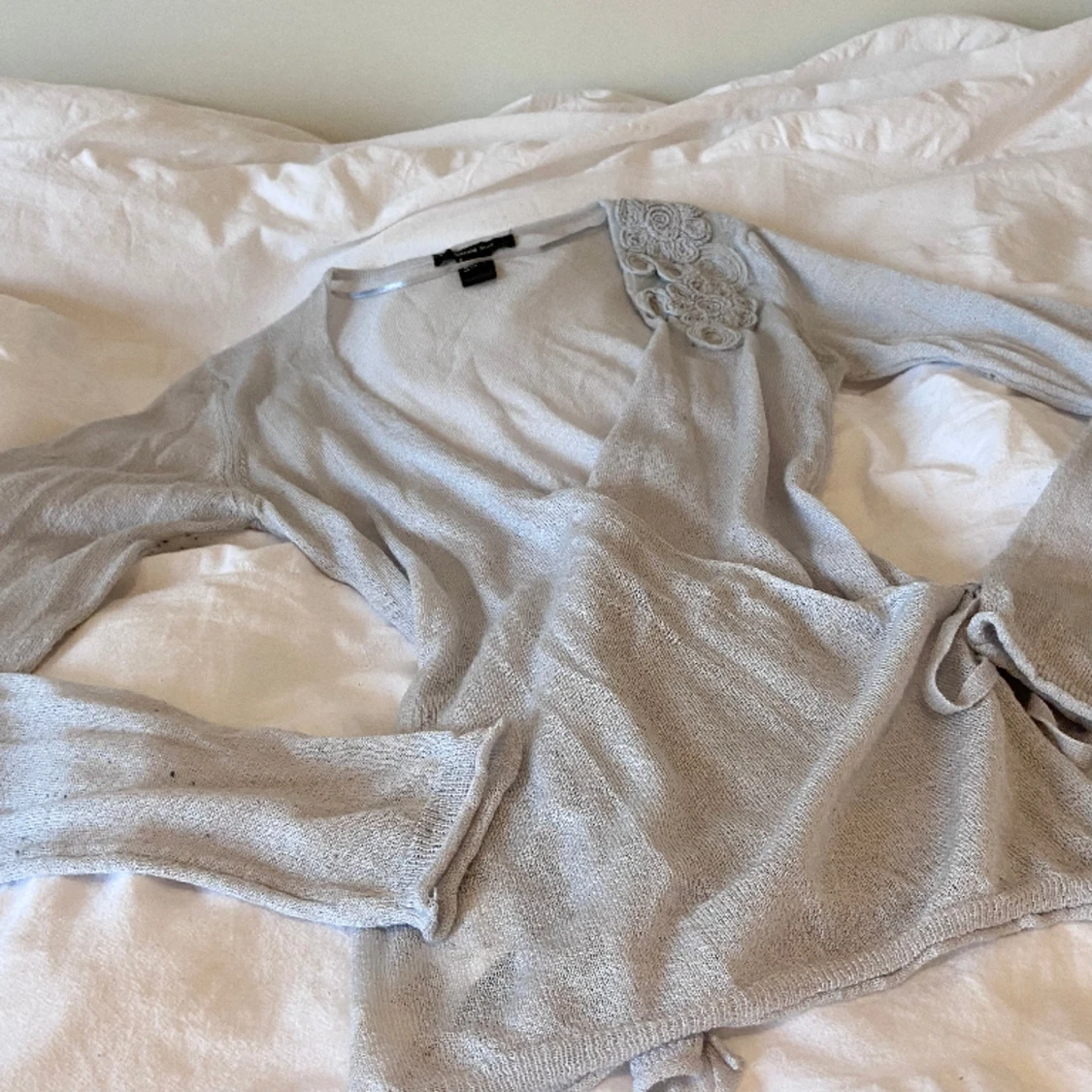 Finstickad omlott tröja 