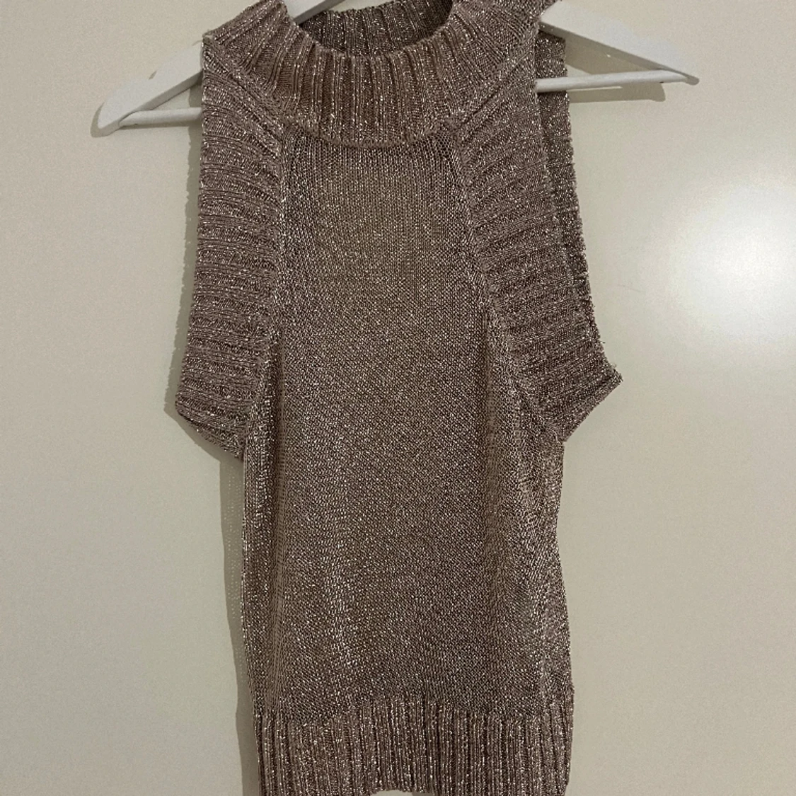 Glittrig lila topp från Monki - 90