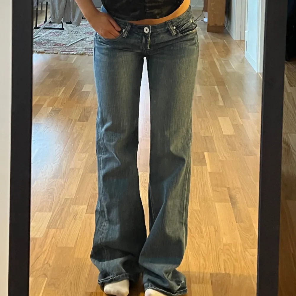 Skitsnygga nya lågmidjade bootcut jeans💕  mått➡️➡️ midjemått tvärsöver: 39cm grenmått: 20cm Innerbenslängd: 79cm (jag är 160cm men de är för långa) Jeansen är helt nya med lappen kvar, märket står på lappen . Jeans & Byxor.