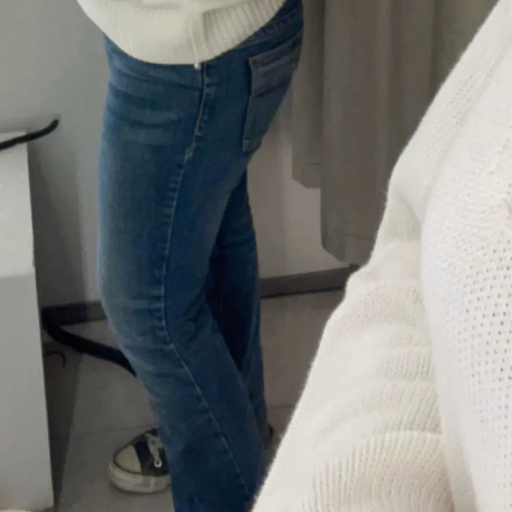 Hej! Säljer nu dessa supersnygga lågmidjade bootcut jeansen från only då det inte kommer till någon användning längre. I jättebra skick och inte som helst defekter. Tryck gärna köp nu eller kontakta mig för mer info/frågor💕. Jeans & Byxor.