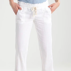 roxy linnebyxor - linnebyxor från roxy 💗 dom är klippta nere vid fötterna så dom är två cm längre 🫶 innerbenslängd cirka 88cm 