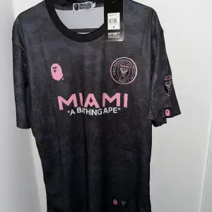 En helt ny Inter Miami X A bathing ape fotbollströja i storlek S om du har frågor kontakta gärna mig