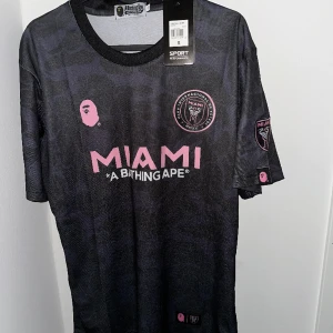 Inter Miami X BAPE - En helt ny Inter Miami X A bathing ape fotbollströja i storlek S om du har frågor kontakta gärna mig
