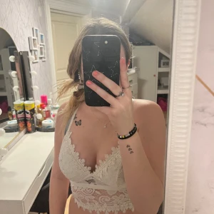 Vitt linne  - vitt linne i bra skick, använt några fåtal gånger och säljs för det är för litet för mig 