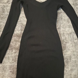 Svart klänning - Sjukt snygg tajt svart klänning. Använd en gång.  Skriv för bilder på 💕