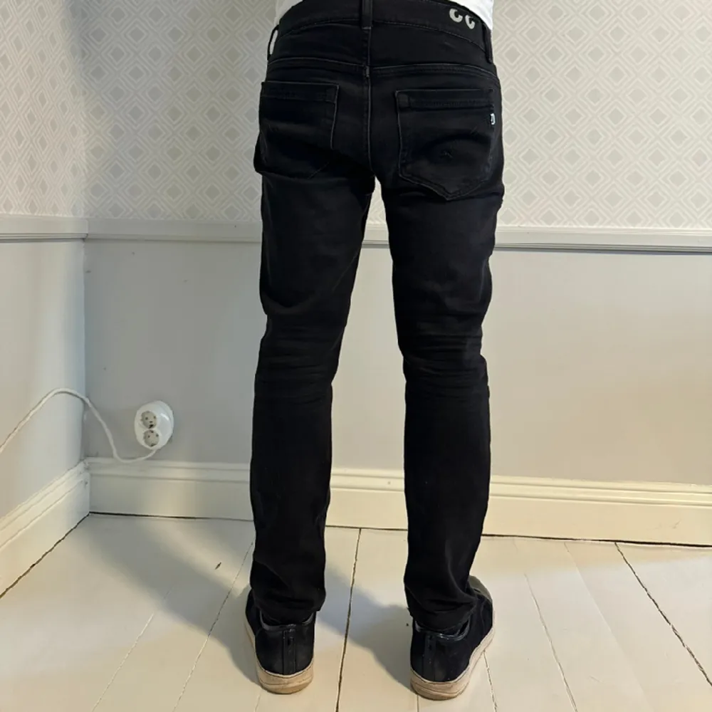 Svarta Dondup jeans storlek 33 .  Tveka inte på höra av dig vid funderingar . Jeans & Byxor.