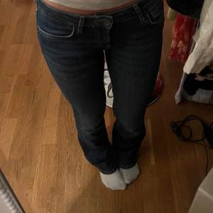 Snygga low waist jeans från zara. Använd ett fåtal gånger!