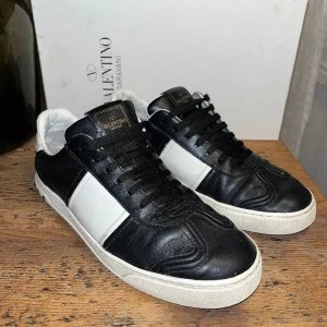 Valentino Flycrew - Säljer nu mina riktigt snygga Valentino Flycrews, då dom blivit för små… Storlek 41 men är precis för små för mig som har 43 så skulle säga att det passar ända upp till 42,5. Endast 1 nit borta! Box, snören och tag från Vestiaire medföljer.  Bvsa😁