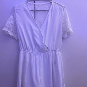 ”Jumpsuit” - Vit jumpsuit men spätts, short ner till med dubbla tyger. Aldrig använd så mycket fint skick. (Det svarta som syns på är lappen) 