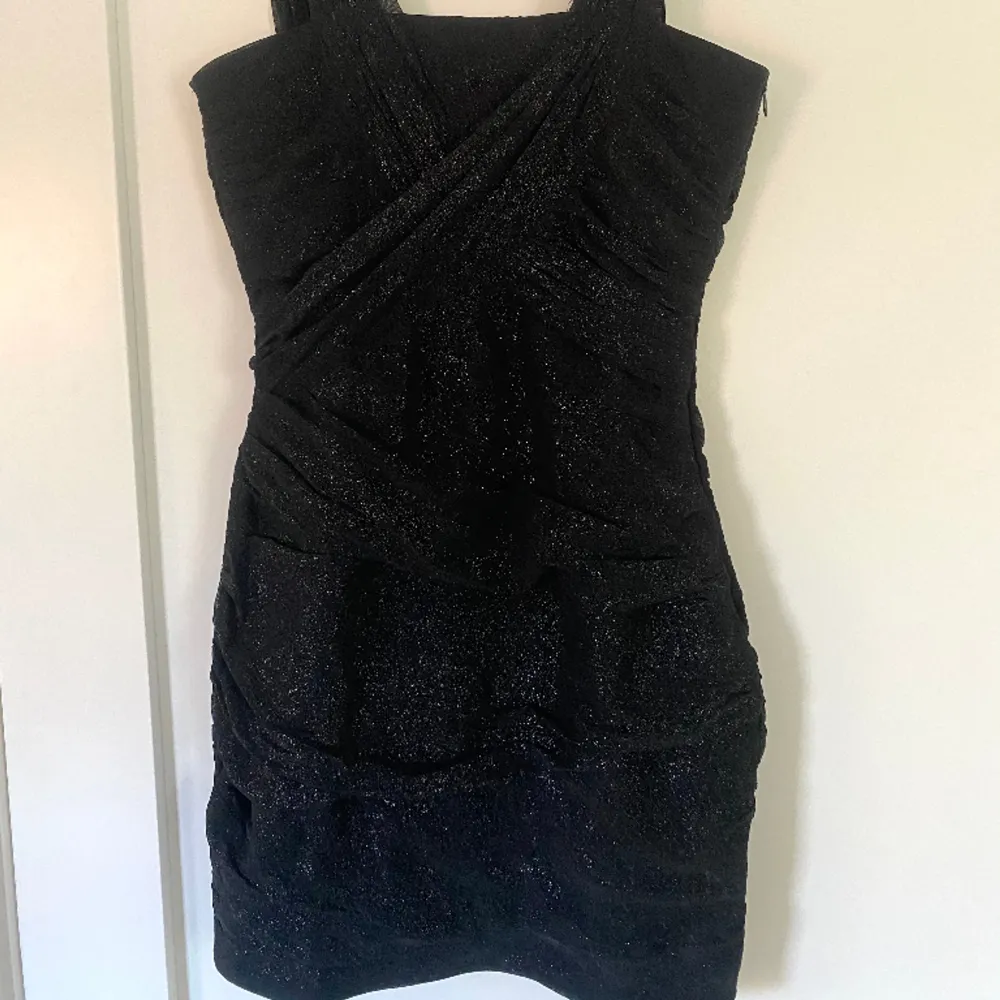 Superfin svart klänning med silvrigt glitter, är en storlek S/36 men är liten i storleken så passar XS/34✨ . Klänningar.