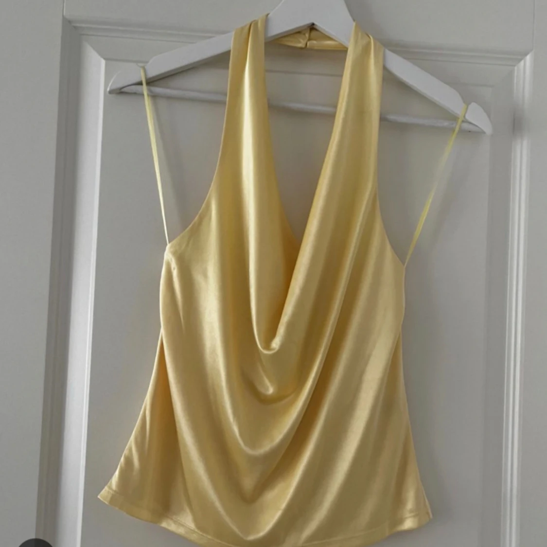 Gul topp i satin med öppen rygg