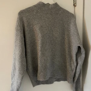 Grå stickad tröja - Hög krage. Från H&M. Lite oversize 
