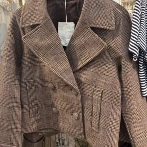 Kappa Other stories - Säljer denna skitsnygga och populära kappa från & other stories, perfekt nu till våren. Skriv för fler bilder på❤️❤️❤️köpt för över 3000 säljer nu för 2000