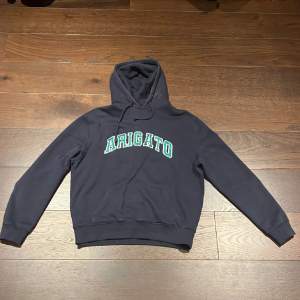 Säljer denna mörkblå arigato hoodie då jag tröttnat på den💕 helt okej skick inga skador men lite urtvättad💕 Herrmodellen men passar på alla (lånad första bild)