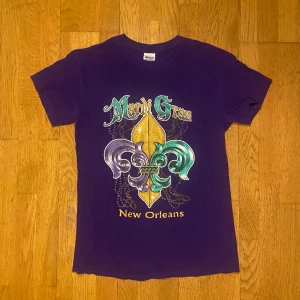 Lila tshirt med tryck - Assnygg tshirt med tryck. Köpt på beyond retro för något år sen, jättebra skick!! Skön lila färg med ett sjukt snyggt tryck. 