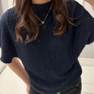 Blå tröja från zara - Säljer denna super fina marinblåa topp från Zara, använd rndast fåtal gånger därav i väldigt bra skick