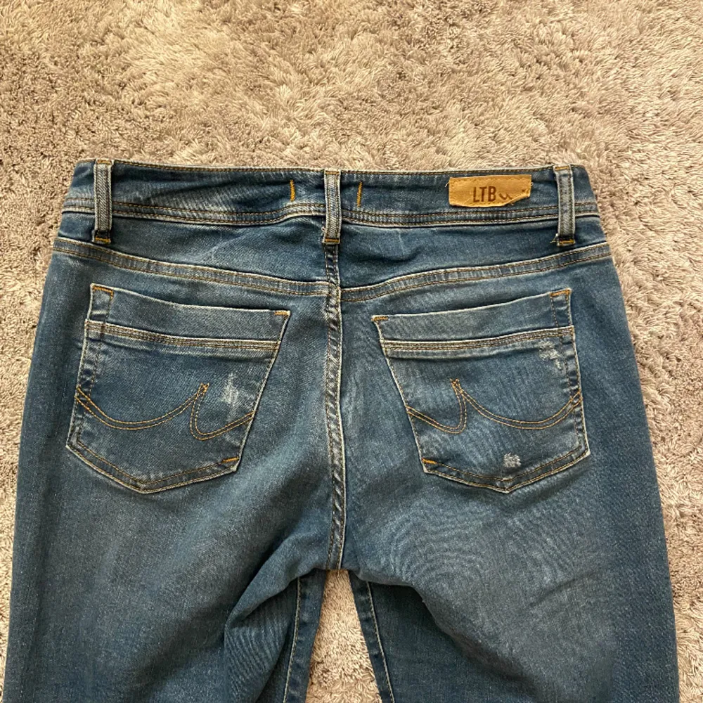 as snygga ltb jeans i modellen valerie, säljer då de tyvärr är för stora för mig och därav aldrig kommer till användning💕inga som helst defekter! innerbenslängd: 78 midjemått: 39. priset kan diskuteras vid snabb affär. Jeans & Byxor.
