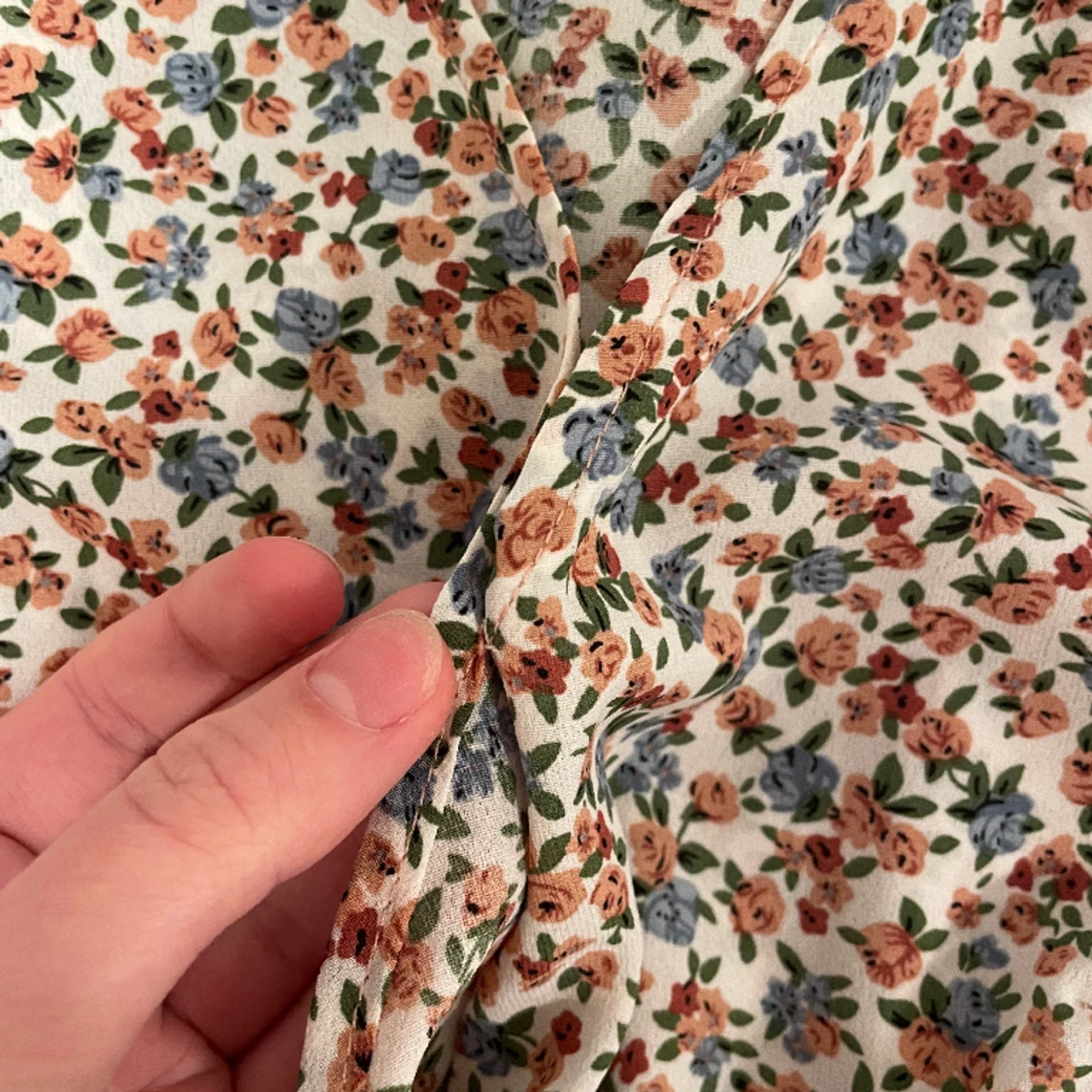 Super snygg blommig klänning  - 90