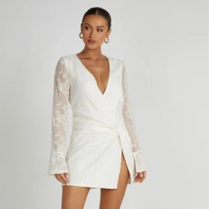 Vit miniklänning - Vit miniklänning som skulle vara jättefin som studentklänning. Köpt på meshki och aldrig använd. Säljer pga för liten