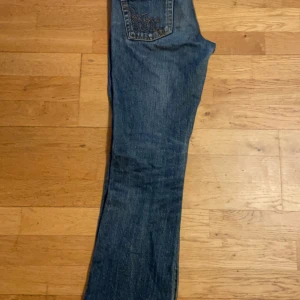 snygga vintage jeans - Strlk 36, de är lite korta på mig och jag är 165 cm. Fråga om olika storlekar på jeansen i meddelanden.
