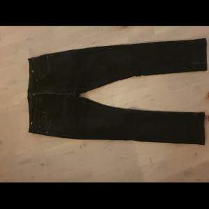 Normala svarta jeans