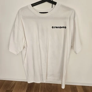 Chromehearts t-shirt - Chromeheartst-shirt i vit.  Kontakta vid funderingar!
