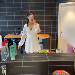 Studentklänning  - jättefin vit klänning från bubbleroom, endast använda en gång på min avslutning i 9:an🥰 inga defekter 💕storleken är 34 men sitter bra på mej som annars har 36 eller 38 och aldrig brukar ha 34 😃