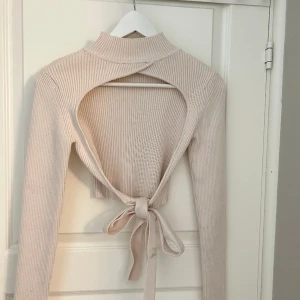 Topp med öppen rygg - Säljer denna snygga beiga topp från zara med öppen rygg. Använd fåtal gånger så skicket är som ny! 