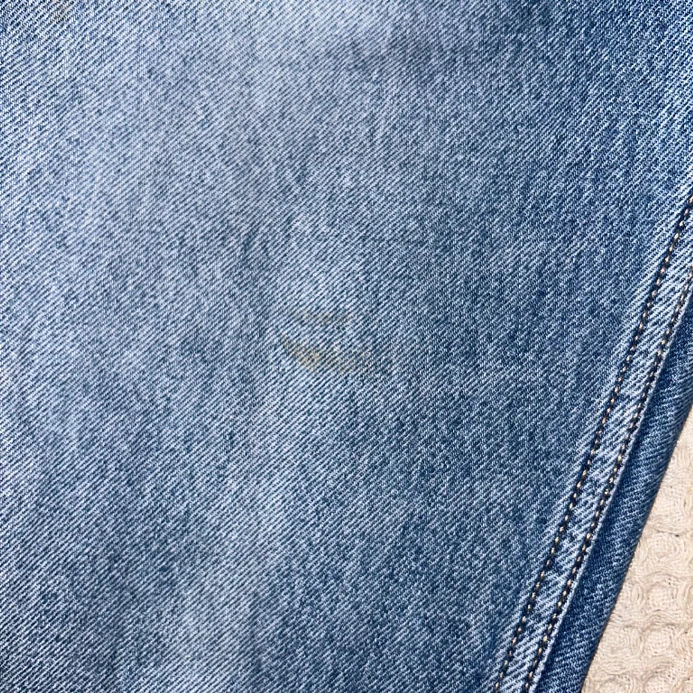 Riktigt snygga jeans från weekday som tyvärr har blivit lite för små:( Köpta för 590 kr. Storlek 24/32. Har tyvärr fått en liten fläck på höger lår (se bild) som jag ej lyckas få bort, därav priset. Har använt de ändå då jag inte tyckt det har märkts. Jeans & Byxor.