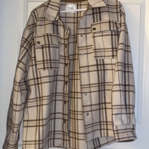 Kappa - En fin kappa som är super fin nu till våren. Knappt använd 🌸