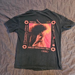 Post malone t-shirt  - Post malone t-shirt  strl M  I begangnat skick men väl bevarad.  Den har  vintage stil i urtvättad svart färg. Den är i en boxy kroppad passform. 
