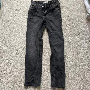 Snygga midwaist jeans från zara, knappt använda. Inga defekter