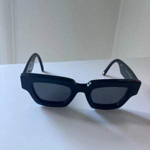 Säljer svarta solglasögon från NIVIDAS modell Manila storlek 48-23 med tillhörande fodral. Enbart använda enstaka tillfällen. 