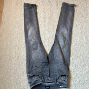 Ett par feta Jack n Jones jeans som tyvärr inte används längre. Detta är ett par jeans som sitter bra och är väldigt snygga. Snabb på att svara.