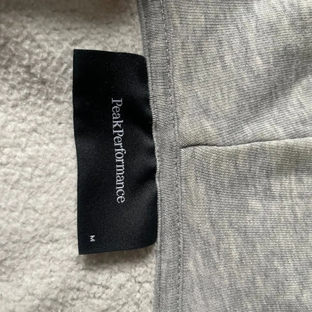 Säljer denna snygga gråa peak tröjan då den är för liten. Skicket är mycket bra och storleken är M, köpt för 1400kr.. Hoodies.
