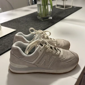 New Balance skor - New Balance skor, använda max 3 ggr.   Beige färg🩷Modell 574