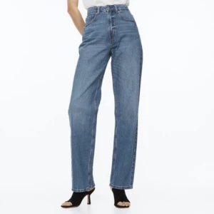 Blåa jeans! - Jeans från Hm, högmidjade och långa. Köptes till en dansuppvisning, har inte använt dem sen dess.💕