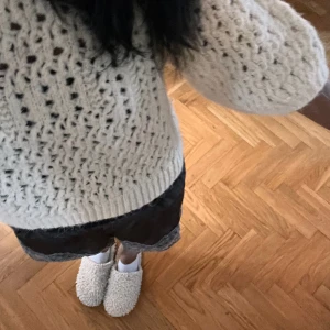 Stickad vit  t-shirt från Zara  - Super fin hålstickad vit tröja från zara!💕Står storlek M, men skulle säga att det passar en S också!!!