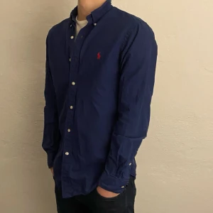 Ralph Lauren skjorta - Tjena! Säljer denna sjukt snygga Ralph Lauren skjorta i storlek M. Skick 9/10 || Nypris: 1600 kr|| vårt pris: 399kr. Modellen på bilden är 180 cm, Hör av er vid funderingar! Mvh👔